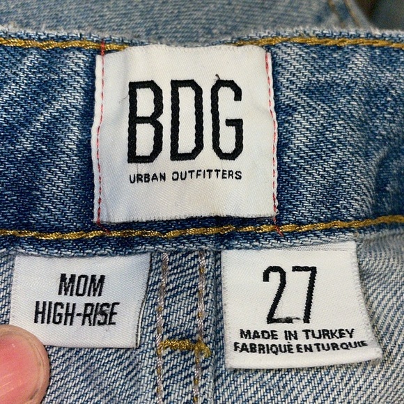 Urban Outfitters BDG Mom Hi-Rise Light Wash Distressed Tapered Leg Jeans.  Sz 27 - Picture 2 of 11